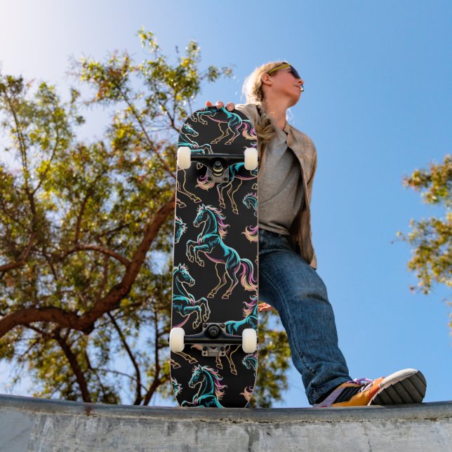 Skate Luz Neon de Cavalo Efeito Glitch Estilo Retro (Ao ar livre 1)