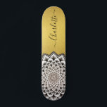 Skate Mandala Padrão Monograma Faux Gold Foil<br><div class="desc">Um padrão branco vibrante em abstrato preto mandala em um skate dourado falso com um padrão simétrico impressionante. Símbolo único e negrito do universo.</div>