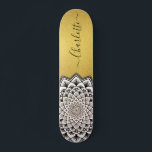 Skate Mandala Padrão Monograma Faux Gold Foil<br><div class="desc">Um padrão branco vibrante em abstrato preto mandala em um skate dourado falso com um padrão simétrico impressionante. Símbolo único e negrito do universo.</div>