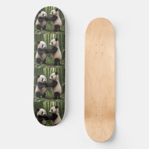 Skate Maravilhas Caprichosas: Pandas Bebês Jogam na Flor