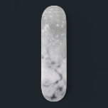 Skate Mármaco branco de mármore glamouroso de prata<br><div class="desc">Este design glamouroso e chico é perfeito para a mulher da moda e na moda. Ele descreve uma sequência de brilho prateado cintilante impressa falsa e branco com um padrão de pedra de mármore preta gradiente ombre. É moderno, feminino, bonito e legal.***NOTA DE DESIGN IMPORTANTE: Para qualquer solicitação de design...</div>