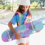 Skate Mármaco Líquido Cor-de-Rosa Azul Menino Moderno Co<br><div class="desc">Colorida Mármaco Líquido Cor-de-Rosa-Rosa Cinzenta apresenta um padrão moderno de mármore líquido colorido,  rosa,  roxo e azul com o seu nome personalizado. Personalize editando o texto na caixa de texto fornecida. Elaborado por ©Evco Studio www.zazzle.com/store/evcostudio</div>