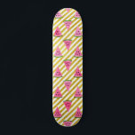 Skate Melancia rosa e padrão de verão de distribuição am<br><div class="desc">Melancia rosa-branca e Padrão de Verão de Stripe Amarela. Esta Melancia Rosa Divertida com Impressão de Fruta de de Sementes Negras é perfeita para um presente de aniversário de verão.</div>