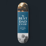 Skate Melhor Pai da Colagem de Fotos do Dia 2 do Pai Azu<br><div class="desc">O melhor Pai do mundo azul, o skate de Colagem de Fotos no Dia 2 do Pai, com nomes. A tipografia branca de tendência está sobre um fundo azul escuro. Adicione 2 fotos favoritas e seus nomes na doce mensagem. Este moderno skate personalizado é um presente perfeito para um pai...</div>