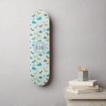 Skate Meninos Legal, Crianças com Padrão de Dinossauro A<br><div class="desc">Este design de skate de crianças moderno e legal apresenta um padrão de dinossauro,  com um impressão de t-rex e triceratops em um fundo azul,  e pode ser personalizado com seu nome e monograma de meninos. O dom perfeito para qualquer entusiasta do skate.</div>