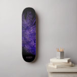 Skate *~* Midnight Sky Boho Púrpura de Peste Cósmica<br><div class="desc">* Magical Mystical Cósmico Celestial Boêmia Gypsy Rustic Energeticamente Aprimorada Marinho azul Cores Aquáticas Magicas Celestiais Cinematosas Cinematográficas Cinzas Russas espantosamente belas escuras da meia-noite Azul Cores Aquáticas e design de penas celestiais cinzas cintilantes. A pena mágica é muito leve e uísque. * Personalize/personalize com suas INICIAIS / MONOGRAM ou...</div>