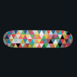 Skate modelado geométrico colorido<br><div class="desc">Este skate modelado geométrico colorido é tão corajoso como você é. O design é reminiscente de espreitar através de um caleidoscópio. Este design contem cada cor do arco-íris,  e então alguma!</div>