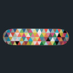 Skate modelado geométrico colorido<br><div class="desc">Este skate modelado geométrico colorido é tão corajoso como você é. O design é reminiscente de espreitar através de um caleidoscópio. Este design contem cada cor do arco-íris,  e então alguma!</div>