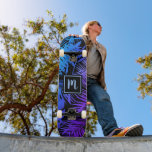 Skate Monograma azul roxo ombre folha moderno trendy leg<br><div class="desc">Traga um pouco dos trópicos da selva para as ruas da sua cidade sempre que usar um skate moderno, legal e elegante com um monograma inicial manuscrito sobre um padrão gráfico de folhas de palmeira com gradientes ombre de azul e roxo vibrantes e desgastados sobre preto. Causa um impacto divertido...</div>