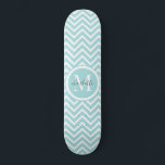 skate Monograma | Cevão Verde Azul Pastel<br><div class="desc">Doces e bonitos padrões verdes,  azuis,  cor verde-pastel ou zigzag e skate personalizado de monograma. Um presente de excelente para uma garota que ama skate.</div>