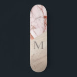 Skate Monograma Cinematográfico Girítico de Madeira Cor-<br><div class="desc">Apresentando nosso skate de madeira rosa-rosa-Dourada, Girly Chic Monograma — uma criação inspirada projetada para capturar a essência das garotas de skater em todo lugar. Este skate personalizado combina elementos de elegância e brincadeira, apresentando uma bela matilha de ouro rosa, textura de mármore rosa e sotaques de madeira. A adição...</div>