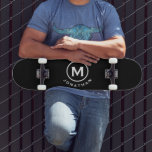 Skate Monograma Clássico Branco Preto<br><div class="desc">Um design de monograma minimalista com tipografia clássica de blocos,  com o seu nome abaixo,  sobre um simples fundo preto.</div>