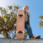 Skate Monograma Coral Peach Feminina Elegante Minimalist<br><div class="desc">Um design de monograma minimalista com grandes iniciais tipográficas em uma fonte clássica com seu nome em um fundo de pêssego feminino. O presente ou acessório perfeitamente personalizado!</div>