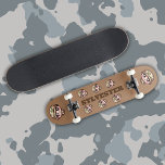 Skate Monograma da Camuflagem do Exército Kawaii Cute |<br><div class="desc">Prepare-se para a aventura com este skate da Camuflagem do Exército Kawaii Cute, com um monograma divertido sobre um fundo marrom vibrante. O design de camuflagem lúdico, com seus detalhes inspirados em kawaii, traz um toque de capricho para seus passeios. Completo com caminhões resistentes e rodas lisas, este skate é...</div>