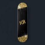 Skate Monograma da Menina Glitter Dourada Preta<br><div class="desc">Skateboard Personalizada para Largura Preta e Dourada com duas iniciais de monograma impressas por medida personalizadas,  personalizadas,  com um trabalho de arte impresso a negrito falso,  com brilho perfeito como decoração de parede,  manutenção ou skate de design feminino para uso no parque.</div>