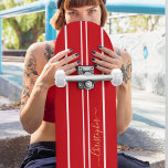 Skate Monograma das faixas de corridas brancas e Legal c<br><div class="desc">Crie as suas próprias faixas de corridas personalizadas, personalizadas, clássicas, vermelhas e brancas, legal, na moda, clássico e elegante script de tipografia de ouro falso, melhor qualidade do mapa do duro-rock em forma de skate deck. Para personalizar, basta digitar seu nome / monograma / iniciais. Ao adicionar / design, você...</div>