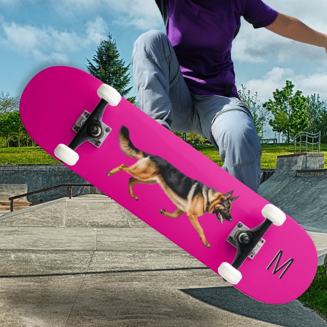 Skate Monograma de Imagem de Cachorro Cor-de-Rosa Brilha (A bright pink skateboard, with picture of a German shepherd dog, personalized with monogram initial)