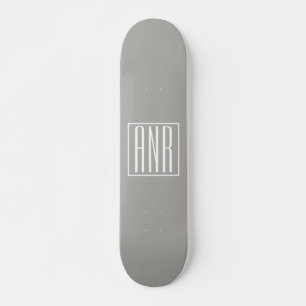 Skate Monograma de Iniciais Branco no Cinza Claro