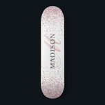 Skate Monograma de Largura Dourada com Rosa de Tendência<br><div class="desc">Um skate de glitter na moda com rosa de ouro com tendência personalizada com monograma. Um roteiro de na moda inicial para um toque de elegância chic. Adicione um pouco de brilho à sua experiência de embarque. Personalize com seu nome, monograma, inicial ou texto. Se preferir, você pode alterar a...</div>