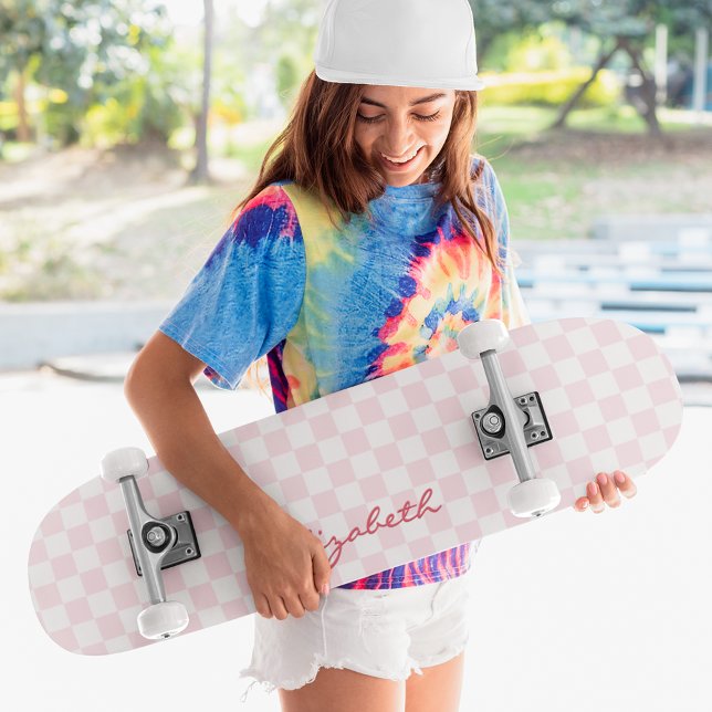 Skate Monograma de padrão branco-rosado moderno (Modern Girly Pink White Checkered Pattern Monogram Skateboard)