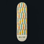 Skate Monograma do Padrão de Painéis Retro Vintage<br><div class="desc">Este padrão apresenta ilustrações simples de painéis de longa distância com um olhar de vintagem em verde-oliva, azul-lacre, verde-salva, ouro-mostarda e conjunto laranja contra um fundo colorido de creme. Esse estilo mais longo de skateboards tem estilo retrô em cores de tonalidade quente. Está pronto para ser personalizado com iniciais de...</div>