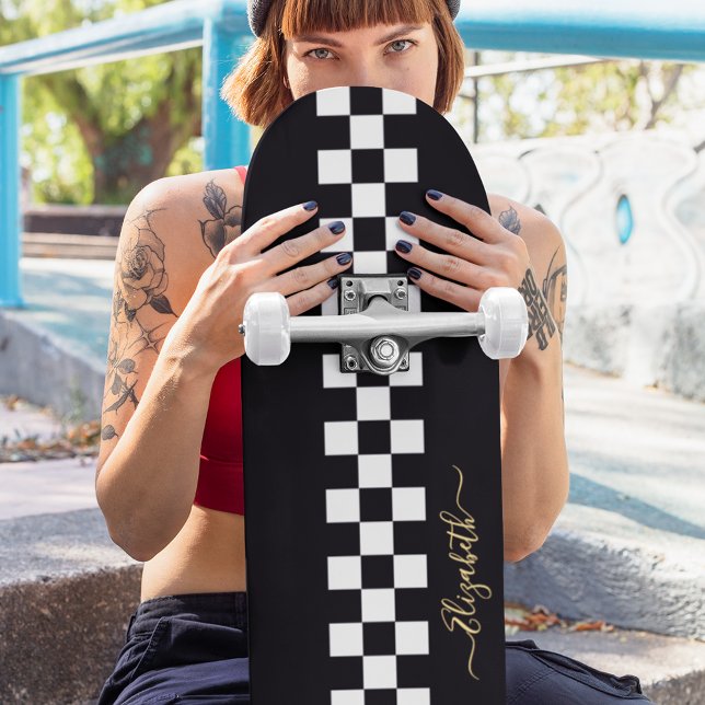 Skate Monograma Dourado com Indicador de Corrida Branco  (Black White Checkered Racing Flag Gold Monogram Skateboard)