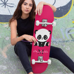 Skate Monograma - Panda Personalizada em Púrpura<br><div class="desc">Monograma Cute Panda Personalizada Purple Skateboard apresenta um urso panda bonito sentado no chão sobre um fundo roxo. Personalize com seu monograma e nome ou exclua texto em caixas de texto sem nome. Personalize editando o texto na caixa de texto fornecida. Elaborado por ©Evco Studio www.zazzle.com/store/evcostudio</div>