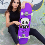 Skate Monograma - Panda Personalizada em Púrpura<br><div class="desc">Monograma Cute Panda Personalizada Purple Skateboard apresenta um urso panda bonito sentado no chão sobre um fundo roxo. Personalize com seu monograma e nome ou exclua texto em caixas de texto sem nome. Personalize editando o texto na caixa de texto fornecida. Elaborado por ©Evco Studio www.zazzle.com/store/evcostudio</div>