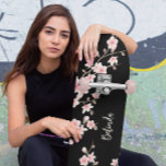 Skate Monograma preto-branco de flores cor-de-rosa<br><div class="desc">Design de flor de cereja japonesa,  rosa e preto,  cor-de-rosa. Personalize-o com o seu nome.</div>