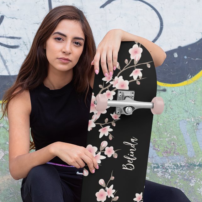Skate Monograma preto-branco de flores cor-de-rosa (Criador carregado)