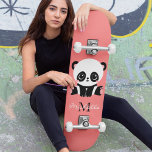 Skate Monograma Sentado Sentado Panda Salmão Personaliza<br><div class="desc">Um urso panda giro sentado no chão sobre um fundo de salmão. Personalize com seu monograma e nome ou exclua texto em caixas de texto sem nome.</div>