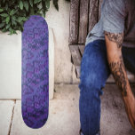 Skate Monopólio Roxo<br><div class="desc">Esta foto vibrante e digitalizada,  com padrões,  em formas geométricas e linhas - é colorida,  exibida em,  roxo-real,  ametista,  mauve,  azul-marinho e preto.</div>