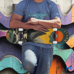 Skate Montanha Montanha do Século Médio Retroativo<br><div class="desc">Mergulhe na beleza serena de um pôr do sol da montanha com este design de skate inspirado no século médio. Apresentando pinheiros estilizados, picos rochosos e um rio fluindo sob um sol laranja radiante, esse conselho traz à vida uma estética nostálgica do poster de viagens. Os tons ousados, cor de...</div>