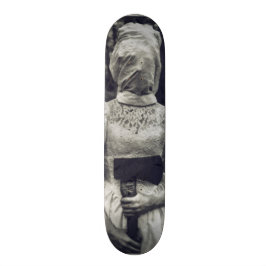 Skate Morto dentro da plataforma gótico escura do