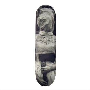 Skate Morto dentro da plataforma gótico escura do