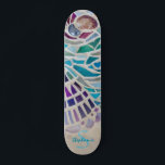 Skate Mosaico Personalizado<br><div class="desc">Este conselho é decorado com um padrão de mosaico de casca. Personalize-o com seu nome e monograma. Porque nós criamos nosso próprio trabalho de arte você não encontrará essa imagem exata de outros designers. Mosaico original © Michele Davies.</div>