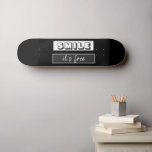 Skate Motivational Quote Sorria é preto casual livre<br><div class="desc">Um skate moderno,  na moda,  desportivo com uma citação motivacional Sorria é livre. O plano de fundo é preto,  mas você pode alterar as cores clicando no botão "personalizá-lo".</div>