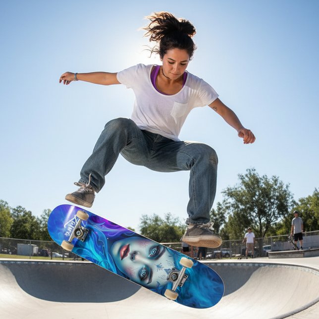 Skate Mulher misteriosa emergindo de chamas azuis e roxa (Mystery Woman Emerging from Blue and Purple Flames Skateboard Cover Photo)