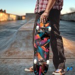 Skate Neon futurístico - Abstrato geométrico<br><div class="desc">Este skate mostra um design futurista impressionante com cores neonatais e formas geométricas afiadas. Perfeito para skatistas que amam arte ousada e de alta energia,  este baralho unisexo combina um estilo urbano moderno com contrastes de cores vívidas para um olhar único em cada passeio.</div>
