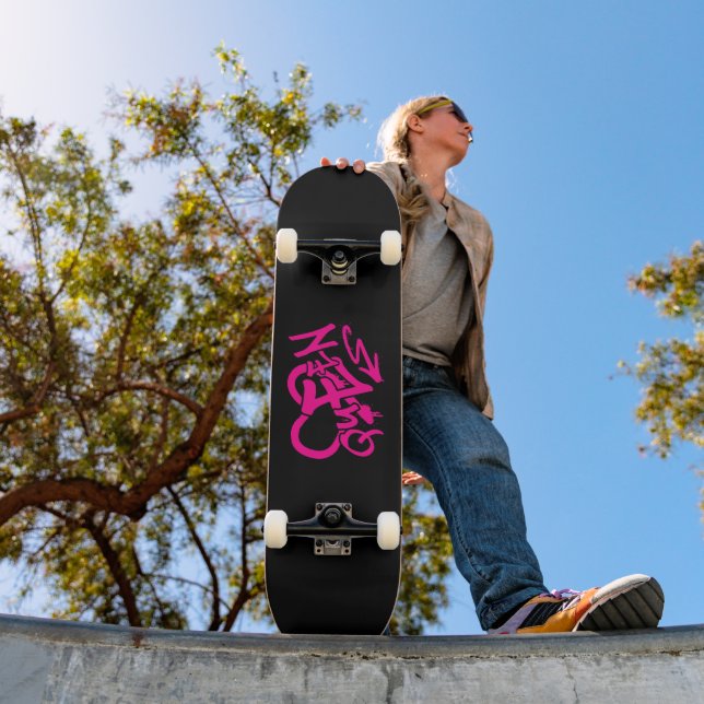 Skate Neon Pink “Queen” Graffiti (Ao ar livre 1)