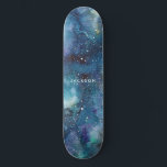 Skate Nome das Estrelas Espaciais da Galáxia Azul<br><div class="desc">Blue Watercolor Galaxy Stars O skate espacial está fora deste mundo com um efeito de aquarela azul,  roxo,  lacrimejante e preto,  além do seu nome.</div>