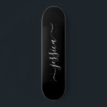 Skate Nome do script branco preto Elegante<br><div class="desc">Quadro de skate moderno, feminino, com um design de fundo preto e um elegante guião alfanumérico manual. Personalize com seu nome.</div>