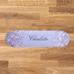 Skate Nome elegante do pó da lavanda violeta<br><div class="desc">Um fundo colorido violeta e lavanda. Personalize e adicione seu nome. Decorado com pó de brilho falso. O nome é escrito com um moderno estilo escrito à mão.</div>