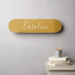 Skate Nome Personalizado da Caligrafia Chic Amarelo<br><div class="desc">Nome da Tipografia de Script Minimalista no Quadro Amarelo de Mostarda</div>