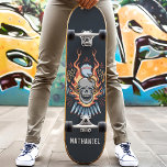 Skate Nome Personalizado de Caveira de Águia de Flaming<br><div class="desc">Tabuleiro de nome personalizado do crânio da águia chamadora (</div>