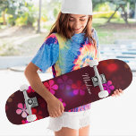 Skate Nome Personalizado Floral Rosa Girassol<br><div class="desc">Girly Pink Floral Personalizado Name Skateboard apresenta seu nome personalizado em tipografia moderna em um fundo burgundy acentuado com flores cor-de-rosa. Personalize editando o texto na caixa de texto fornecida. Dê um presente personalizado,  skate personalizado para seu skate favorito no Natal,  aniversário ou BFF. Desenvolvido por ©Evco Studio www.zazzle.com/store/evcostudio</div>
