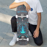 Skate Nome Personalizado Moderno e Legal da Coroa de cin<br><div class="desc">Cinza Coruja Legal Nome Personalizado Moderno Nome Personalizado skate Apresenta seu nome personalizado em tipografia azul moderna com cinzas e fogo azul em um fundo de cinza escura. Personalize editando o texto na caixa de texto fornecida. Dê um presente personalizado, skate personalizado ao seu skate favorito para o Natal, aniversário...</div>