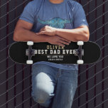 Skate O melhor Pai negro de todos os tempos de tipografi<br><div class="desc">O melhor Pai negro em qualquer tipografia no skate do Dia dos Pais. Típica de tendências em um fundo preto. Adicione seus nomes. Este skate personalizado e moderno é um presente perfeito para um pai no Dia do Pai,  no aniversário ou no Natal e um doce guardião.</div>
