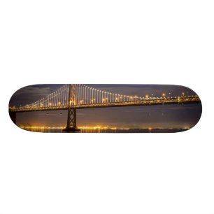 Skate O moonrise hoje à noite sobre a ponte da baía