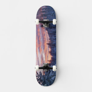 Skate O pôr do sol vívido pinta o céu acima do invern